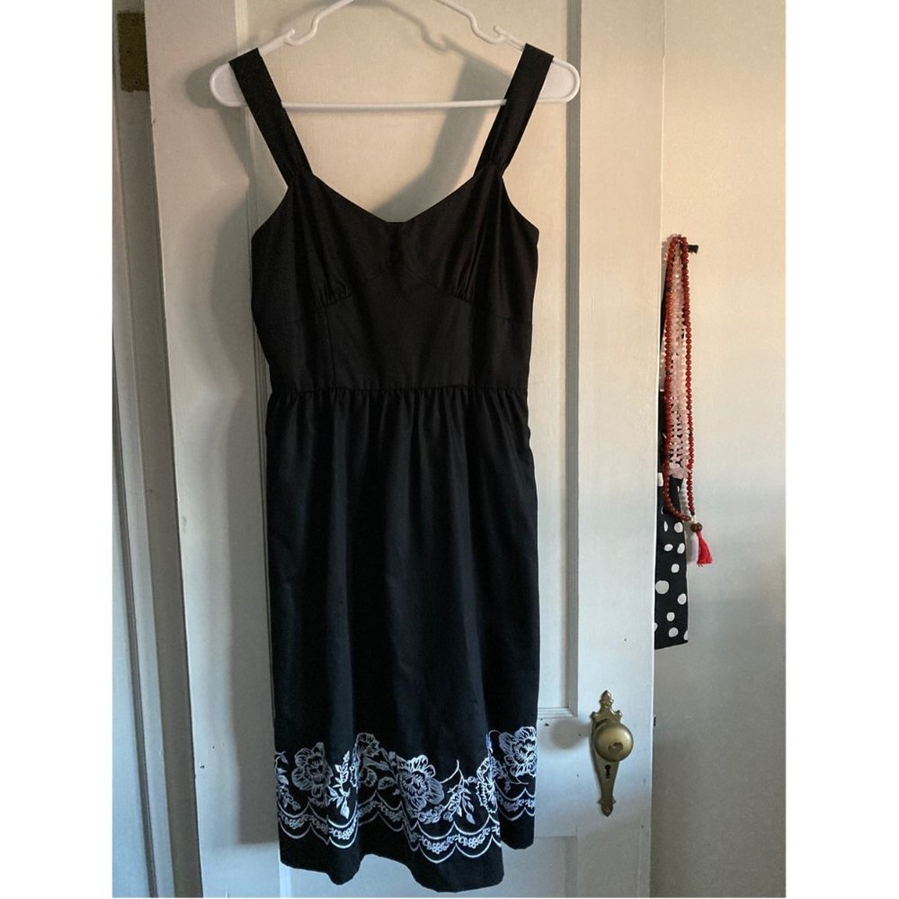 Anne Taylor Black Dress w Floral embroidery NWT 4P - Picture 2 of 5